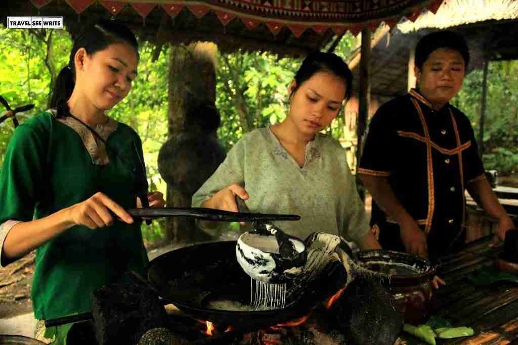 Mari Mari Village cooking