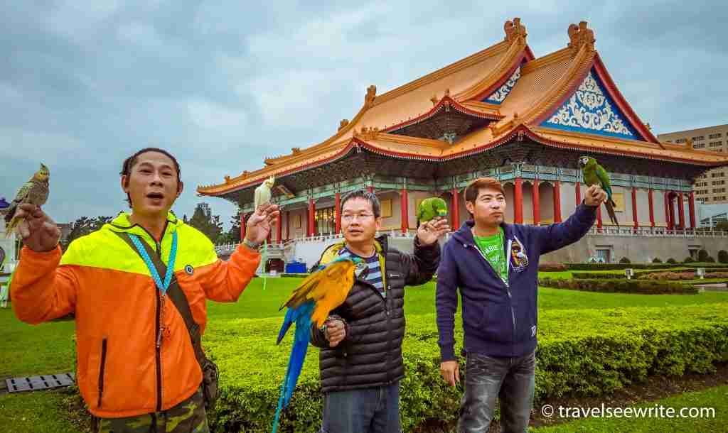 locals-at-chiang-kai-shek-memorial-hall-taipei-taiwan
