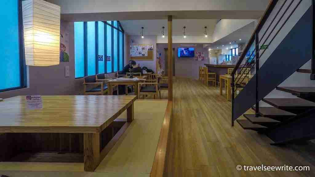 The lounge area of the capsule hotel - Oak Hostel Cabin, Tokyo