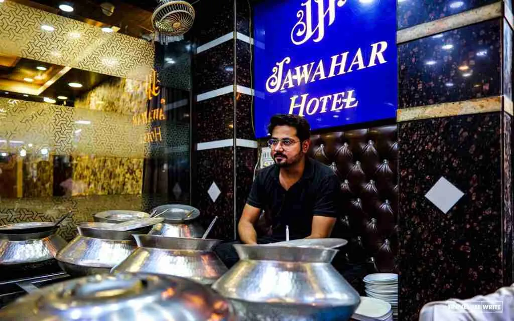 Jawahar Hotel is the best place to have Mutton Stew, Kaleji Gurda, Kadahi Chicken, Mutton Korma in Delhi