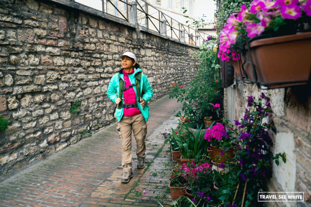Despite gloomy weather, our brilliant guide Patricia led us past the famous Basilica and into the quiet, mist-shrouded backstreets of Assisi to uncover hidden Roman ruins and ancient, atmospheric medieval alleys.